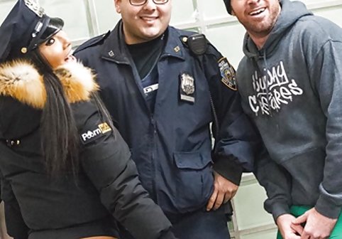 همسر MILF من در معرض فیلم پورن لینک مستقیم مکیدن خروس BFS در Mardi Gras