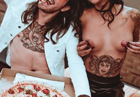 Big Boobed Lesbians Nikki Benz & Abigail Mac Tongue Fuck! پورن کم حجم
